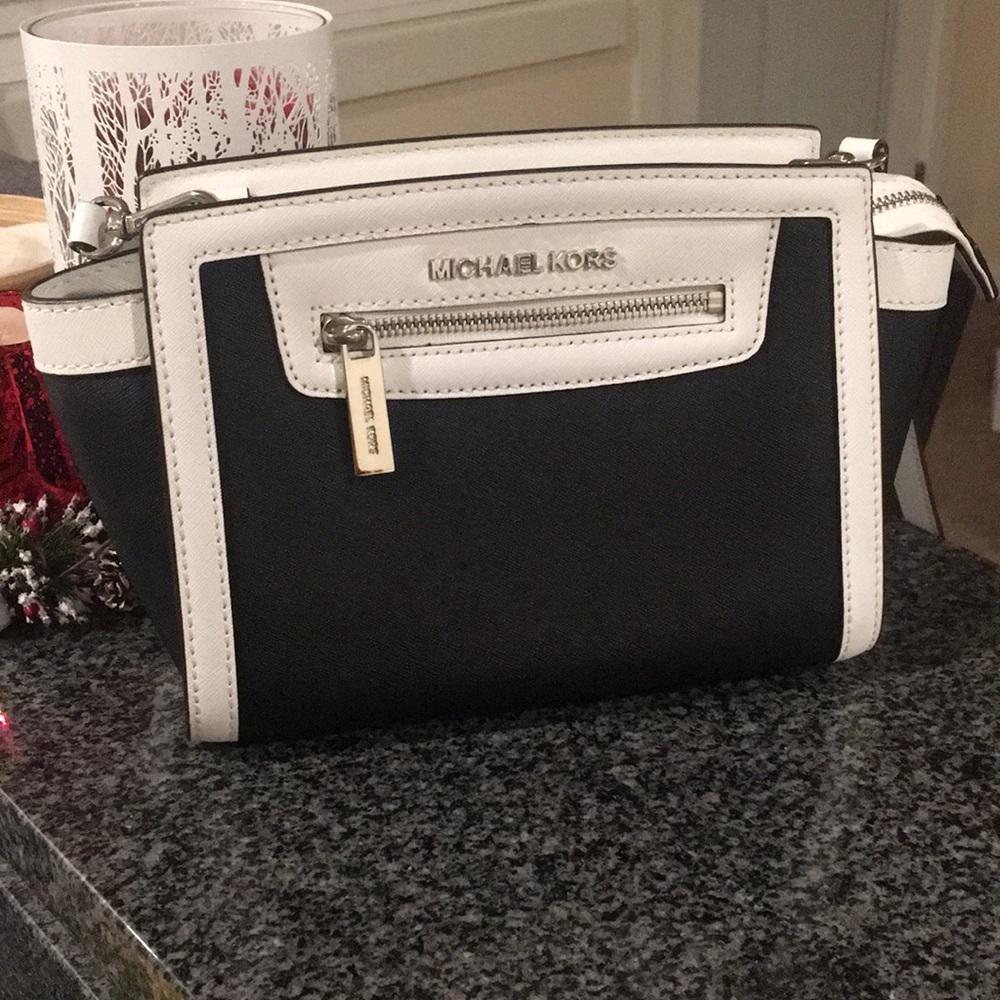 Michael Kors Selma Zip Messenger leather purse